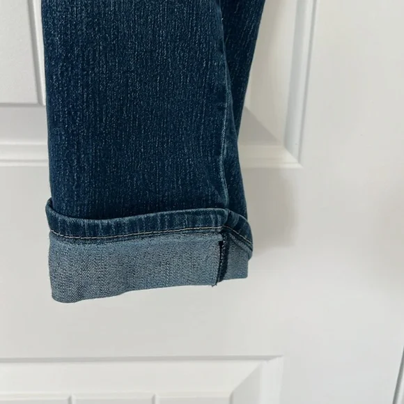 Levi Strauss  & Co., modern Capri, Sz 22W, cuffed Capri jeans, stretch, comfy - Picture 3 of 12